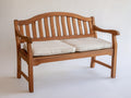 Gartenbank aus Holz 150x68x92 cm - Braun und Cremeweiß - Zweisitzer mit Sitzauflagen und geschwungener Rückenlehne